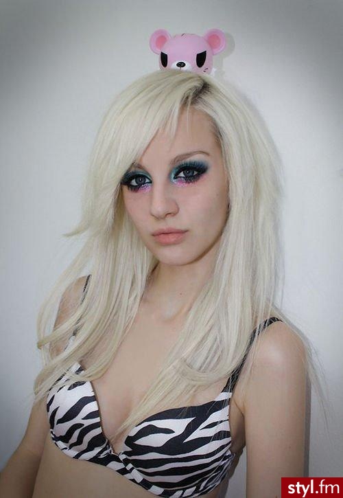 Blond emo z grzywka - Średnie Fryzury