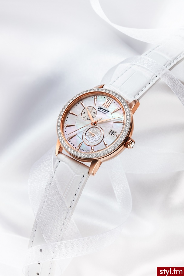 Zegarek ORIENT Contemporary Ladies mieni się obudową ze stali nierdzewnej o grubości 36,5 mm, otaczającą automatyczny mechanizm z ręcznym kalibrem. Całość została zaprojektowana, wykonana i zmontowana przez zegarmistrzów w Japonii. Orient-watch.com - Zegarki Dodatki Moda