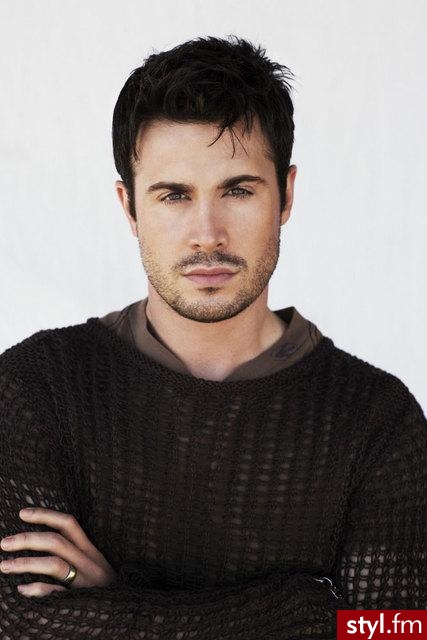 Freddie Prinze Jr. Jeżeli zdjęcie już jest, powiedzcie ;) - Średnie Męskie Fryzury