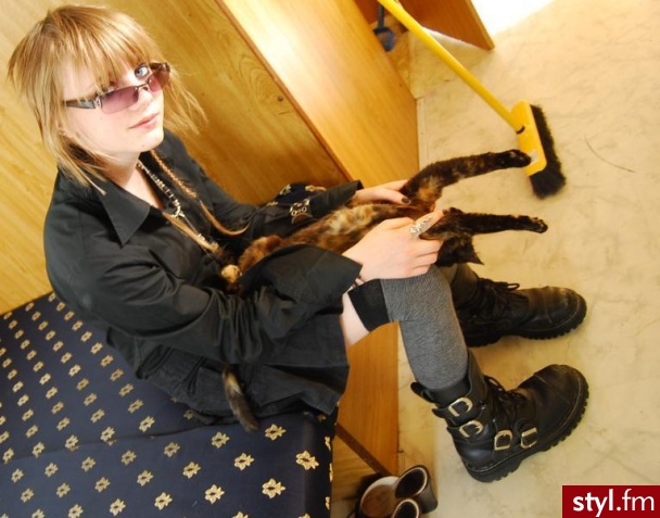 Heh znowu ja. Wtedy jeszcze bylam blondynka O_o Stara fotka XD Ale lubilam te wlosy : < - Krótkie Fryzury