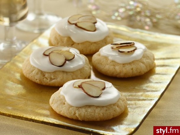Ingredients

Reynolds™ Parchment Paper
1
pouch (1 lb 1.5 oz) Betty Crocker® sugar cookie mix
1/2
cup butter or margarine, softened
1/2
cup chopped slivered almonds
1/2
teaspoon almond extract
1
egg
2
cups powdered sugar
1/4
teaspoon almond extract
3
 - Kuchnia