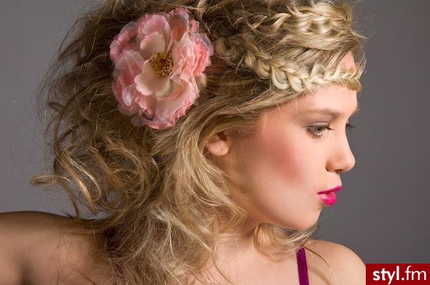 Blond Upięcie Kręcone Wieczorowe Średnie Fryzury
