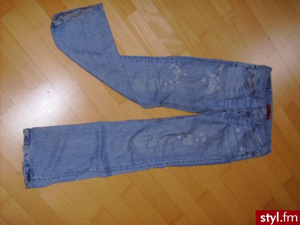 Jeansy Levi's EVE. Mam do sprzedania używane jeansy Levi's model EVE, poszarpane z aplikacją na tylnej kieszeni rozmiar 27/32 - Misz-masz