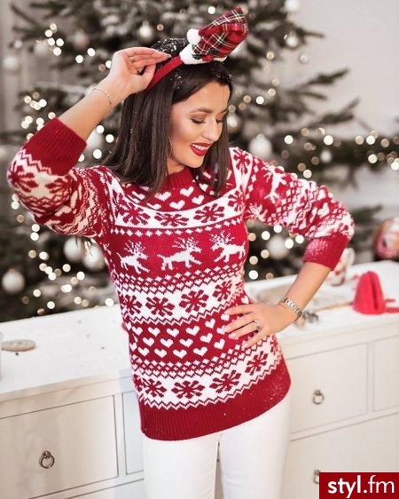 Sweter wykonany został z niezwykle przyjemnej w dotyku dzianiny. Dekolt w łódkę. Rękawy oraz dół swetra są delikatnie zwężane. Świąteczny wzór nadaje całości niezwykłego uroku. Ciepły sweter to must have na zimowe dni. https://roseboutique.pl/ - Swetry Ciuchy Moda