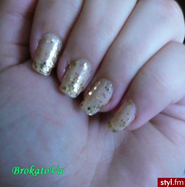Moje paznokcie :)  Lakier nude (do frencha) + lakier ze złotymi drobinkami + top coat - Kwadratowe Naturalne Paznokcie