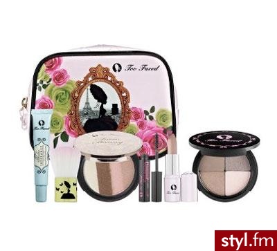 Limitowany zestaw Too Faced \"Queen of the Day\" :) Znajdziesz w nim cienie do oczu, bronzer, pomadkę, tusz do rzęs, pędzelek i korektor.Cena: $45 - Misz-masz