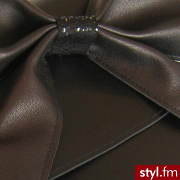 Brązowa torebeczka wykonana z atłasu. - Pozostałe Torebki Moda
