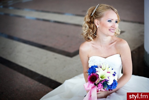 Blond Upięcie Kręcone Ślubne Średnie Fryzury
