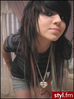 jesli ktos juz ma to zdjecie prosze napisac skasuje. Nie chce robic balaganu a nie jestem w stanie przejrzeć wszystkich fotek na tej stronie.Prosze jednak wczesniej zobaczyc na date.jesli dodalam fotke wczesniej od  ciebie to ty usun owe zdjecie. - EMO Alternatywne Średnie Fryzury