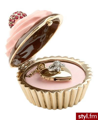 Jeśli - tak jak ja - uwielbiasz babeczki, to cudeńko od Juicy Couture jest z pewnością dla Ciebie. ;) Smakowite pudełeczko, wykonane z  12  karatowego złota, zawiera w sobie naszyjnik bądź kolczyki. Cena: $78 - Gadżety Inne Moda