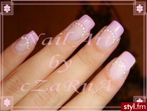 Delikatnie różowe. Lakier China Glaze - In The Mood nr 36 oraz białe opalizujace na różowo cekiny - Paznokcie