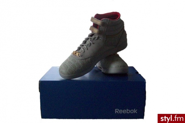 Reebok Retro Classic. Reebok Retro Classic
Rozmiar 37
Nowe
Kolor - bezowy z elementami w kolorze zlota podszewka w kolorze czerwonym

Dostepne na allegro - 
http://www.allegro.pl/item920953414_reebok_retro_classic_damskie_rozmiar_37.html - Misz-masz