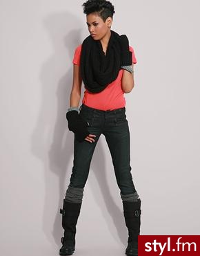 Fajnie ubrana i swietna fryzurka! - Pozostałe Ciuchy Moda
