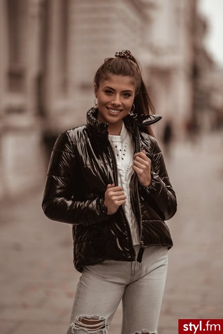 Kurtka wykonana została z modnego w tym sezonie, połyskującego materiału. Wysoka stójka zapinana jest na zatrzaski. Kurtka posiada pojemne kieszonki na wysokości dłoni. Jest to doskonały wybór do jesiennych stylizacji. https://roseboutique.pl/ - Kurtki Okrycia Moda