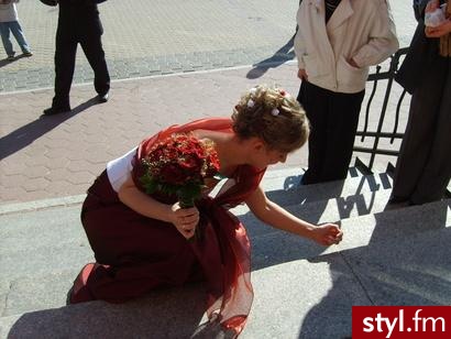 TAKĄ FRYZURKĘ MIAŁAM W DNIU ŚLUBU CYWILNEGO...TERAZ MAM KOŚCIELNY I NIE MAM POMYSŁU NA FRYZURĘ... - Ślubne Średnie Fryzury