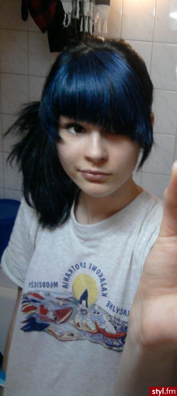 Blue. Czas na lans xD niebiesko mi a wg to sorry za te koszulke do zdj hahaha (z obozu). Jestem chorowita wiec nie stroje sie do chodzenia po domu, wiec moj pysk powala - Średnie Fryzury