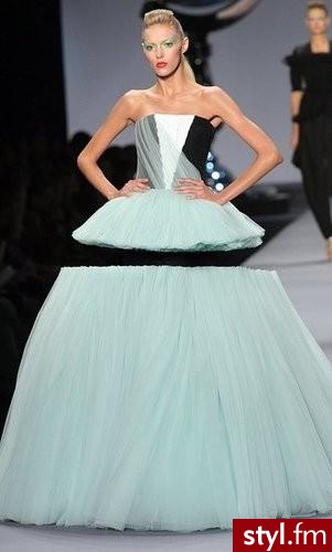 Hit dnia: Niezwykła sukienka od Viktora&Rolfa .
Anja Rubik w kreacji mistrzów krawiectwa. - Pozostałe Ciuchy Moda