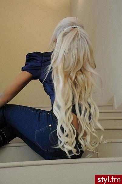 Blond Rozpuszczone Kręcone Wieczorowe Długie Fryzury