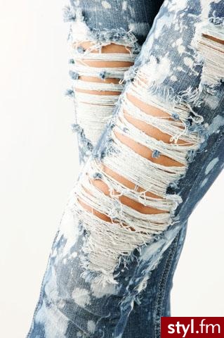 potargane, wyplamione i co najważniejsze podziurawione, jeansy. - 70$ - Pozostałe Ciuchy Moda