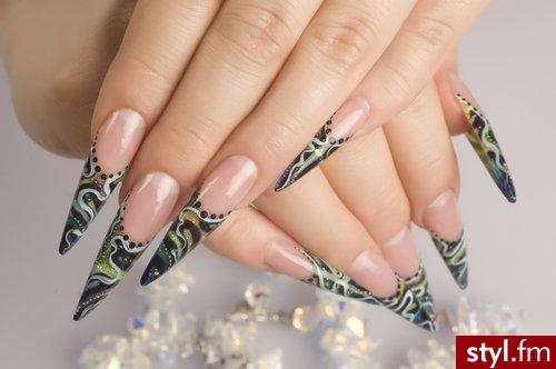 Zdecydowanie nie modne są te nienaturalnie długie i spiczaste oraz zanadto kolorowe. No chyba, że to jakieś wyjątkowe okoliczności, lub stylizowane i przebierane imprezy. - Paznokcie