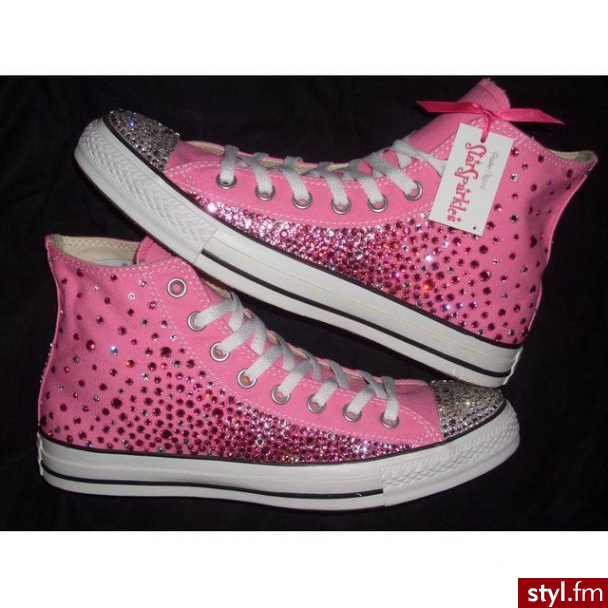 http://allegro.pl/item559461961_rozowe_trampki_converse_w_krysztaly_swarovsky_39.html

Nigdzie niedostępne trampki marki Converse stworzone przez znana projektantkę Pauline Clifford.
Pokryte ręcznie naklejanymi setkami oryginalnych kryształów Swarovsky - Pozostałe Buty Moda