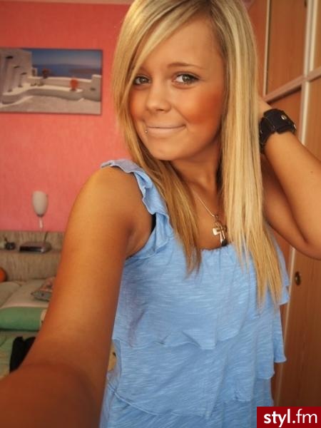 mam taką bluzkę tylko białą ;d - Blond Rozpuszczone Proste Na co dzień Średnie Fryzury