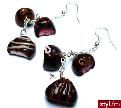kolczyki - czekoladki. :) http://www.allegro.pl/item435485525_kolczyki_czekoladki_czekolada_czekoladowe_emo.html - Pozostałe Dodatki Moda
