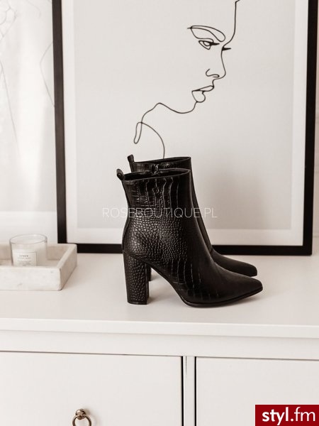 Botki wykonane z eko skóry z modnym, wężowym tłoczeniem. Wysoki, szeroki słupek sprawia, że pięknie się prezentują. Posiadają ocieplenie. Nosek w szpic pięknie wysmukla nogę. Rozmiarówka standardowa. https://roseboutique.pl/ - Botki Buty Moda