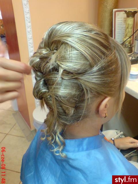 Salonik u Ani Anna Nieroda Bartoszyce ul.kopernika  8\1 tel.0897622180 Pełna satysfakcja klienta!!! - Wieczorowe Średnie Fryzury