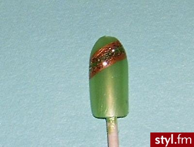 zielony z paskiem - Paznokcie
