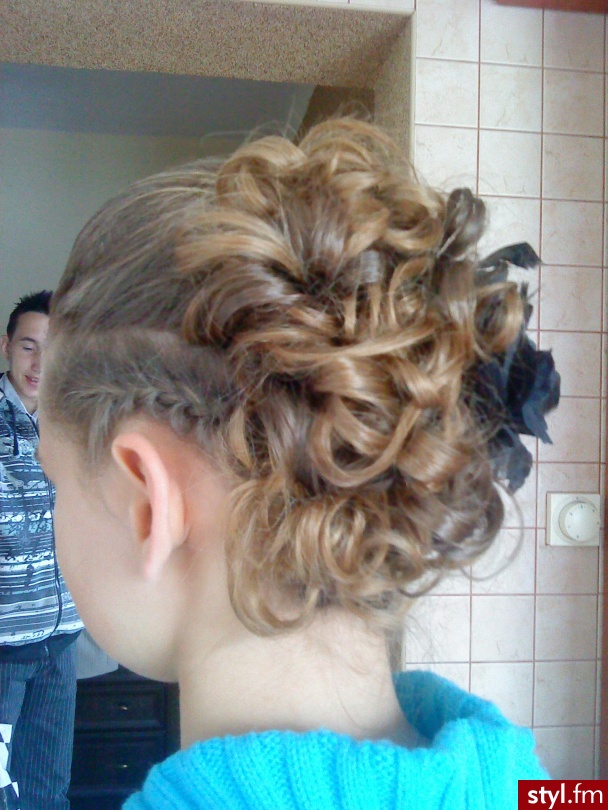 Blond Upięcie Kręcone Wieczorowe Średnie Fryzury