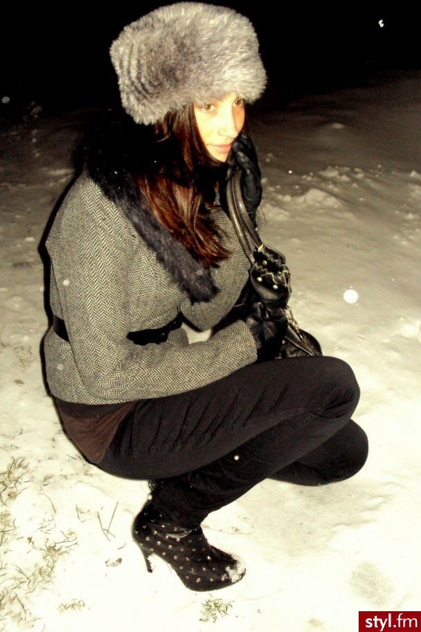 Marynarka-płaszczyk-> Tally weil
Spodnie-> H&M
Czapa-> atmosphere
Torebka-> New Yorker
Szal-> atmosphere - Moda uliczna Inne Moda