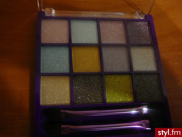 eye shadow Hello Kitty. Moje kolorowe cienie ;) "Hello Kitty eye shadow by H&M" : ) 12 kolorów za 19,90 zł :) - Misz-masz