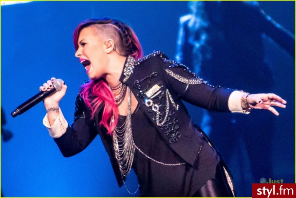 Demi Lovato - Tribale - wzory na głowie Alternatywne Długie Fryzury