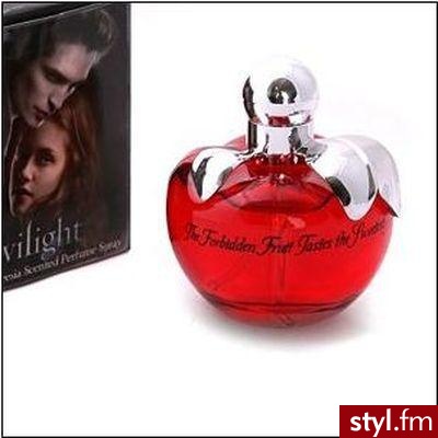 Ci, którzy czytali Zmierzch Stephenie Meyer pamiętają, że Edwarda przyciągał do Belli niezwykły zapach jej krwi. 

Motyw ten postanowiono wykorzystać i stworzono perfumy, które mają oddać tą wyjątkową woń łączącą w sobie nutę frezji i lawendy. 

Zapac - Misz-masz