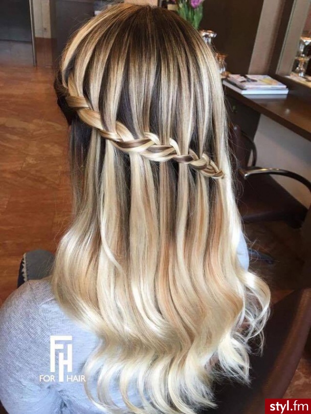 ashblond z Olaplex  SOMBRE http://forhairsobieski.pl/ salon FOR HAIR - Blond Rozpuszczone Proste Na co dzień Długie Fryzury