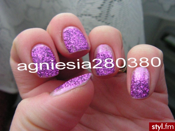 Autor: agniesia280380 cieniowanie brokacikiem fioletowym:). Autor: <b>agniesia280380</b><br /> - Paznokcie