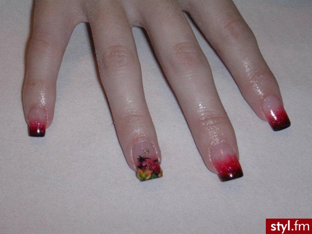 hawaii 1. cieniowany akryl czerwony z czarnym plus mały nail art - Paznokcie