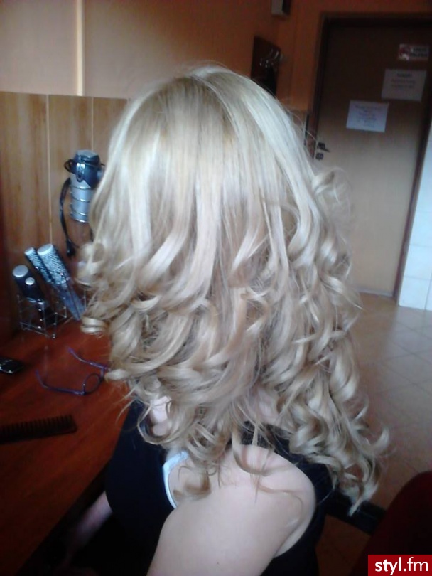 Blond Rozpuszczone Kręcone Wieczorowe Długie Fryzury