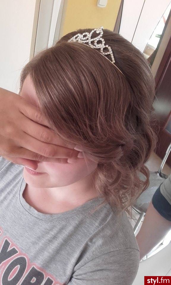 Blond Rozpuszczone Kręcone Wieczorowe Średnie Fryzury
