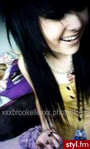 brookelle bones. patrzcie na mój komentarz, bo to bardzo ważne. chodzi mi o komentarz, który dam do tego zdj. - EMO Alternatywne Średnie Fryzury