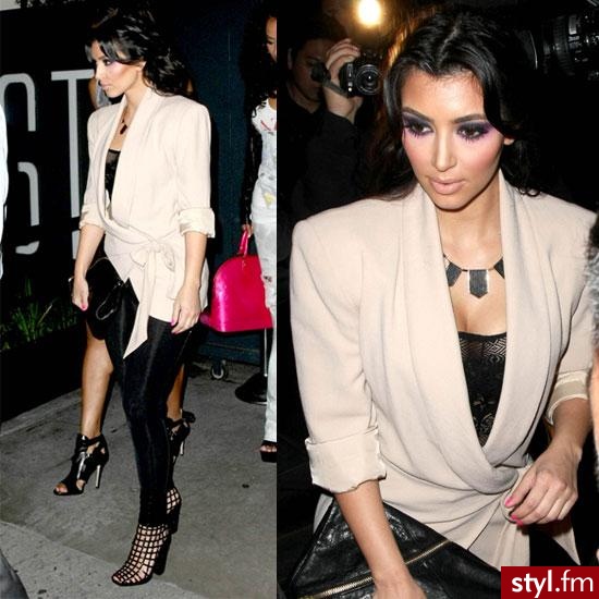 Kim Kardashian. Naszyjnik równie sławny, jak właścicielka :D - Moda uliczna Inne Moda