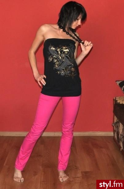 Wygodnie. Czarny top, różowe rurki :] - Pozostałe Ciuchy Moda
