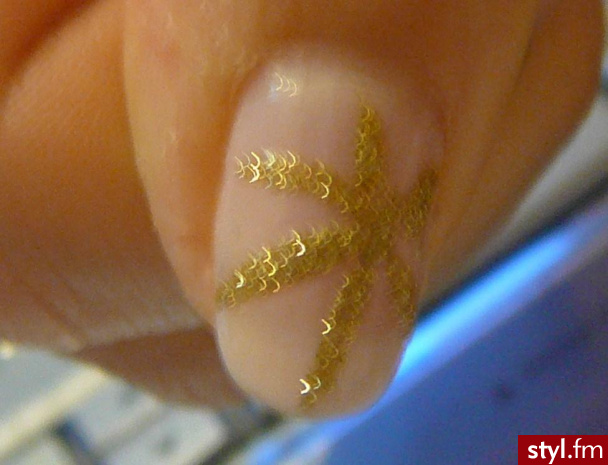 Nails. Złota palemka (kwiatek) na mlecznym lakierze ; D - Paznokcie