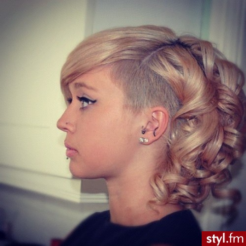 Blond Rozpuszczone Kręcone z grzywką Wieczorowe Średnie Fryzury