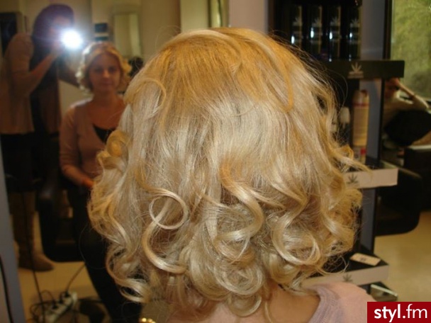 Blond Rozpuszczone Kręcone Wieczorowe Średnie Fryzury