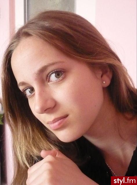 bez makijażu, wystarczy rozczesać włosy - Długie Fryzury