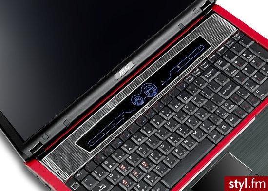 Notebook MSI GT735 został zaprojektowany z myślą o graczach komputerowych. Smukłe kształty, ostre krawędzie oraz połączenie czerni i czerwieni to duży plus estetyczny. Dzięki nowej generacji, platforma AMD do notebooków z procesorem Turion X2 Ultra, MSI G - Gadżety Inne Moda