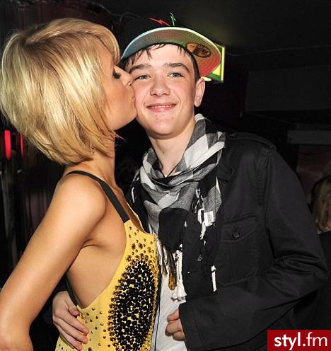George sampson i Paris hilton - Nakrycia głowy Dodatki Moda
