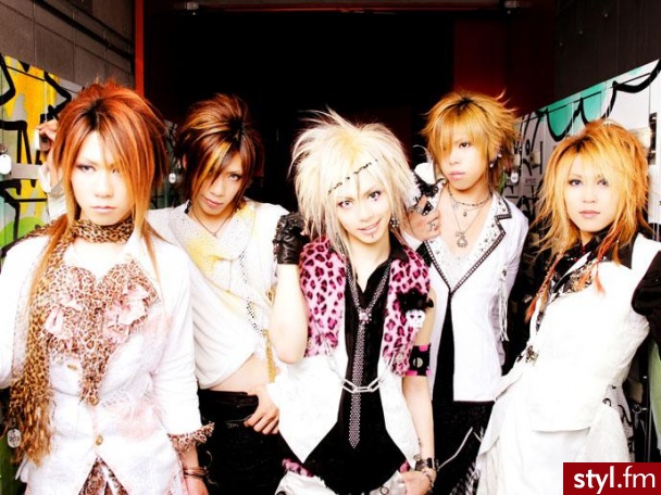 visual kei. ta z lewej ma fajny kolor włosów ;p - Średnie Fryzury